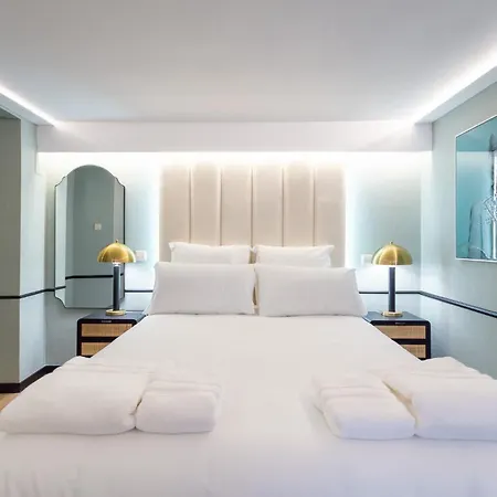 아파트 Camoes Lounge W/courtyard 리스본