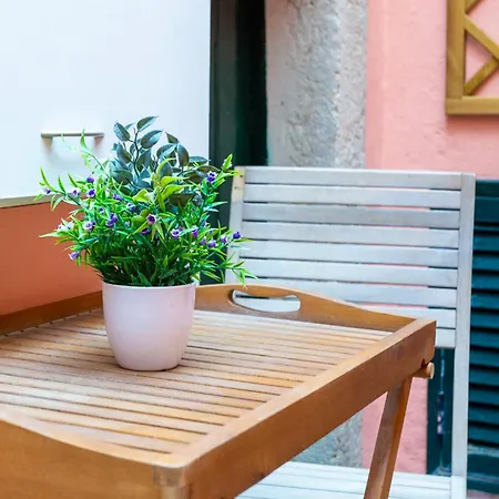 Camoes Lounge W/courtyard *