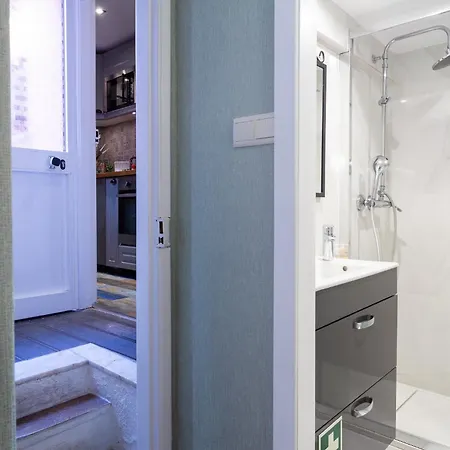 Camoes Lounge W/courtyard *