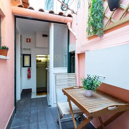 Camoes Lounge W/courtyard