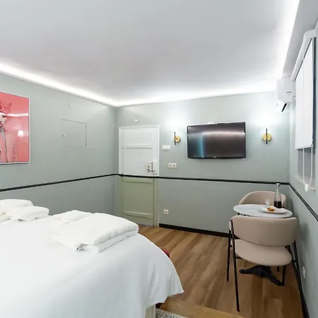 Апартаменты Camoes Lounge W/courtyard *