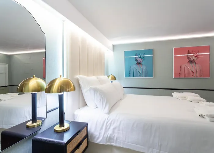 Camoes Lounge W/courtyard