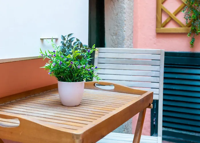 Camoes Lounge W/courtyard *