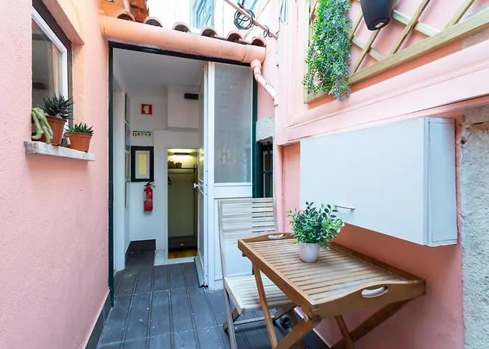 Camoes Lounge W/courtyard