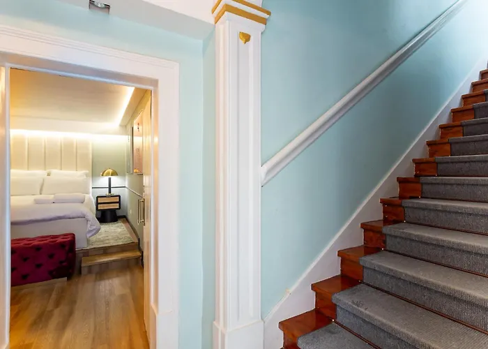 Camoes Lounge W/courtyard شقة